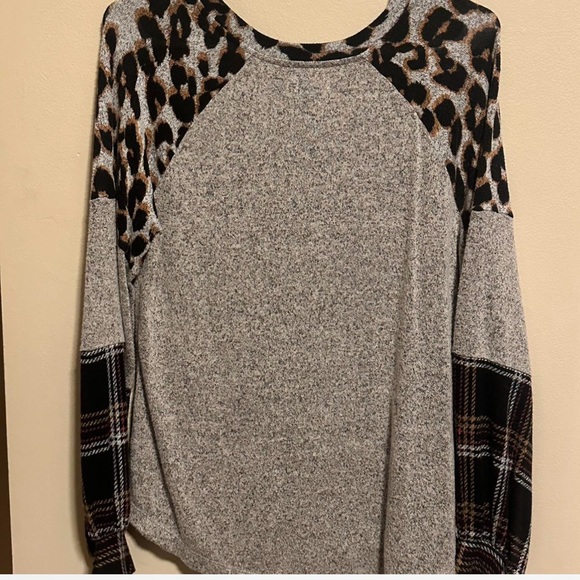 Maurices Medium 24/7 Grey Leopard and Plaid Long Sleeve Shirt - Picture 4 of 10